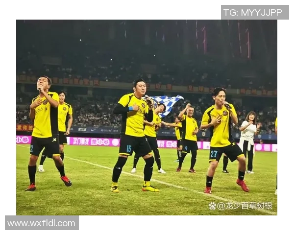 7号足球明星合影视频揭秘球场背后的友谊与荣耀瞬间
